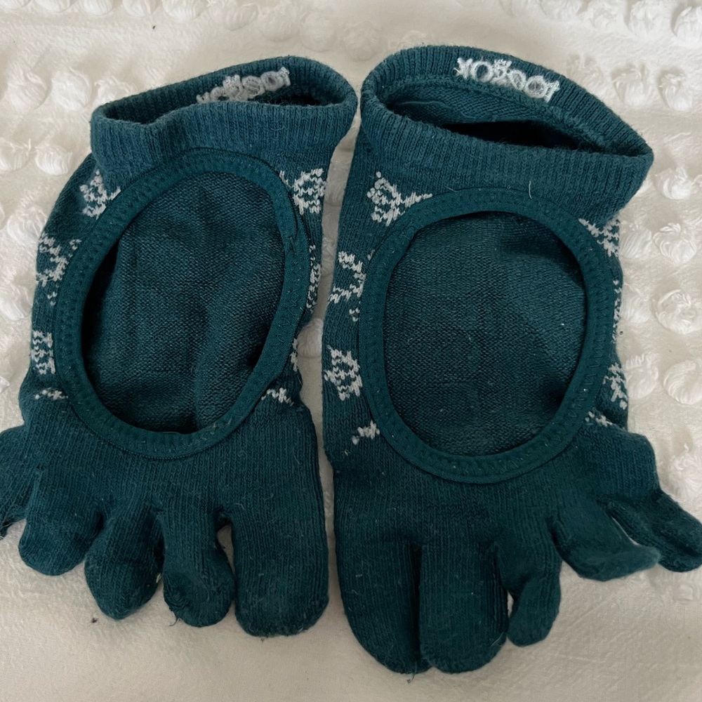 TOESOX pilates grip socks.